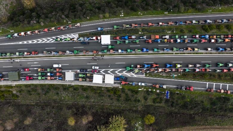 Protesta e fermerëve grekë, bllokohet sërish sot aksi rrugor Kakavijë–Janinë